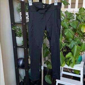 Simons 🌿 NWOT Black iFive Leggings